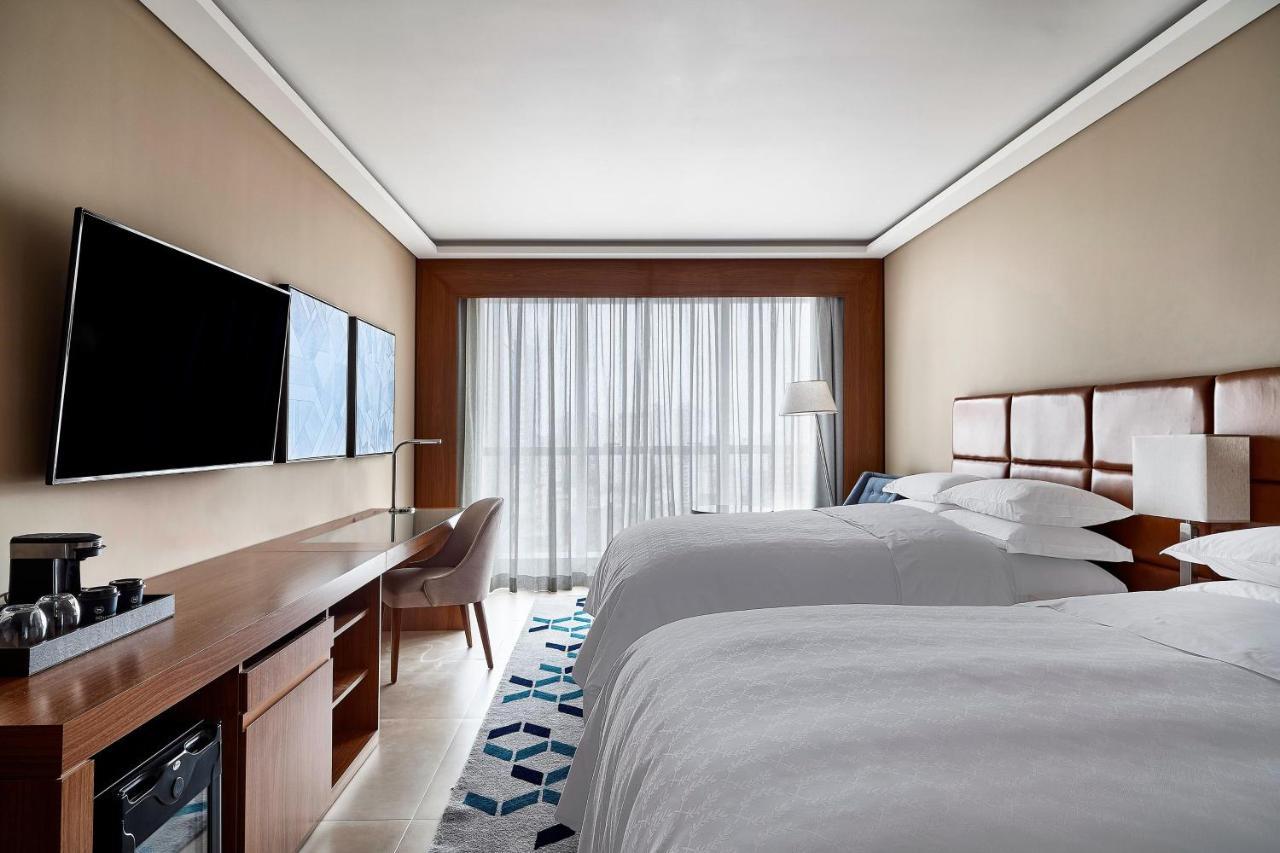 Sheraton Santos Hotel Zewnętrze zdjęcie A guest room at the Hilton Garden Inn