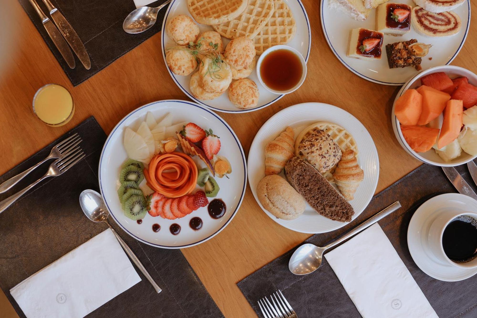 Sheraton Santos Hotel Zewnętrze zdjęcie A breakfast buffet at a hotel